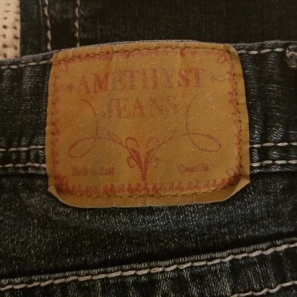 Women's Amethyst Stretch Capris Jeans - Picture 3 of 4